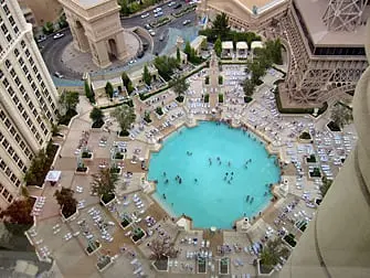 Hotel Paris a Las Vegas - Vista aerea della piscina